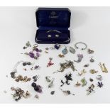 A quantity of various costume jewellery including a necklace and earring set etc