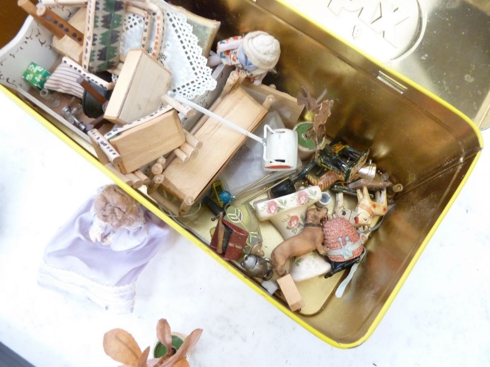 A box of dolls house contents - Image 2 of 4
