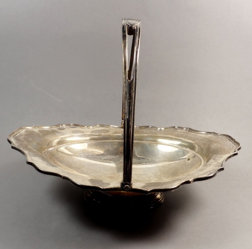 A silver cake basket, Chester 1815, 466g