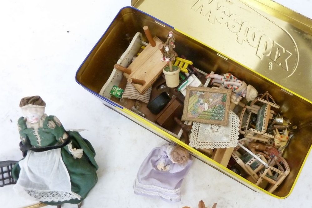 A box of dolls house contents - Image 3 of 4