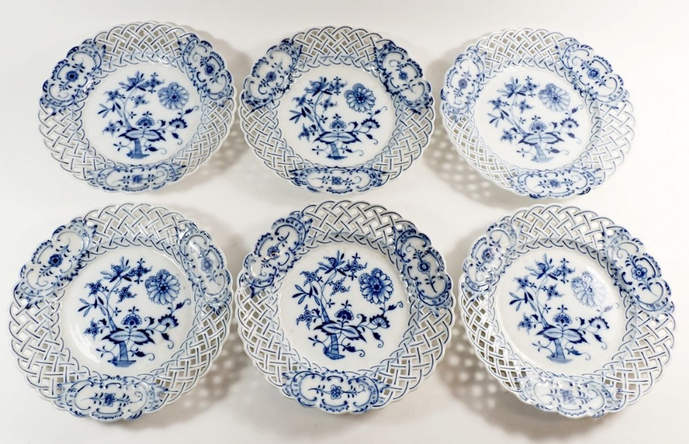 A set of six 20th century Meissen Onion pattern plates with pierced borders, 23cm diameter