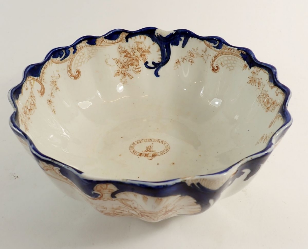 An Imperial porcelain fruit bowl for The Great Eastern Railway Company, 21cm diameter