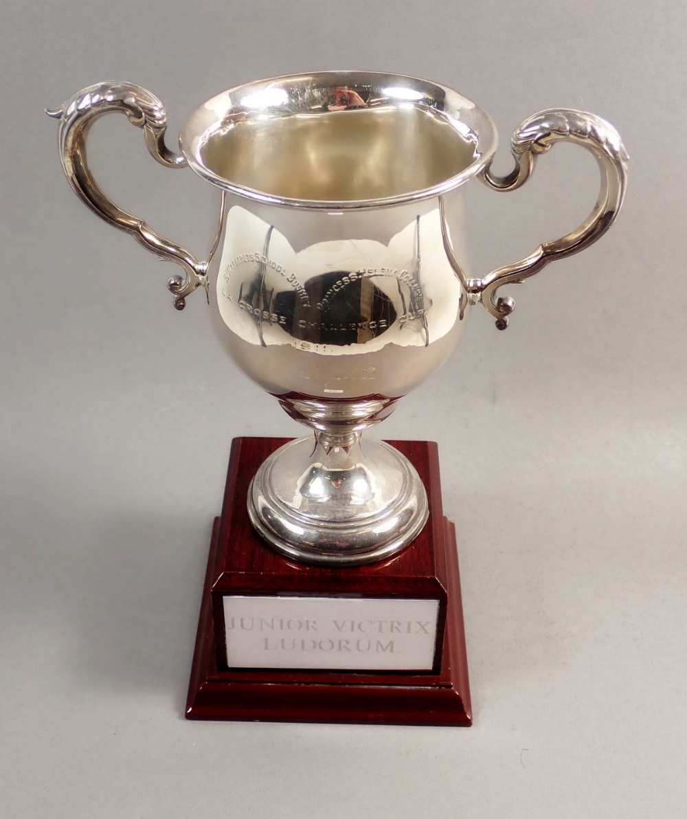A silver challenge cup, London 1910, weight of cup with metal screw and brackets to base 303g