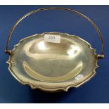 A silver low cake basket with shaped border, London 1915, 345g, 19cm diameter