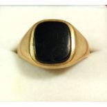 A 9 carat gold gentlemans signet ring set black onyx, size W, 7.5g