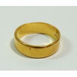 A 22 carat gold wedding ring, size M to O, 6.5g