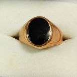A gold gentleman's signet ring set black onyx, size O, 6.4g