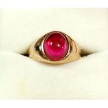 A gold ring set cabochon cut ruby, size I, 3.7g