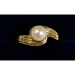 A 9 carat gold ring crossover set pearl, size T, 2.5g