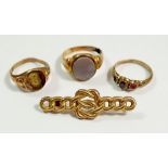 Three antique 9 carat gold rings, all a/f and a gold brooch, a/f - 6.4g total