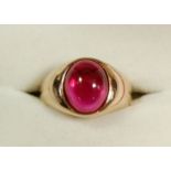 A gold ring set cabochon cut red stone, size I, 3.7g