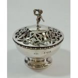 A silver pot pourri dish with cherub finial, Chester 1915, 81g