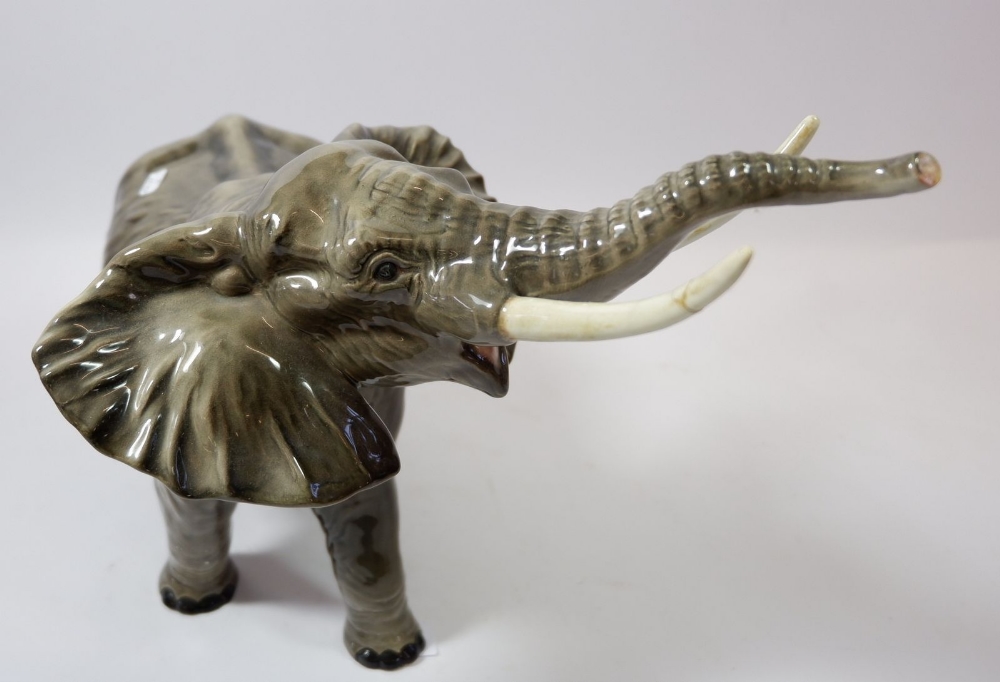 A large Beswick elephant, tusk a/f, 25cm tall - Bild 2 aus 2