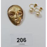 A 9 carat gold theatrical mask form brooch, 2.5g and a pair of 9 carat gold simulated pearl earrings