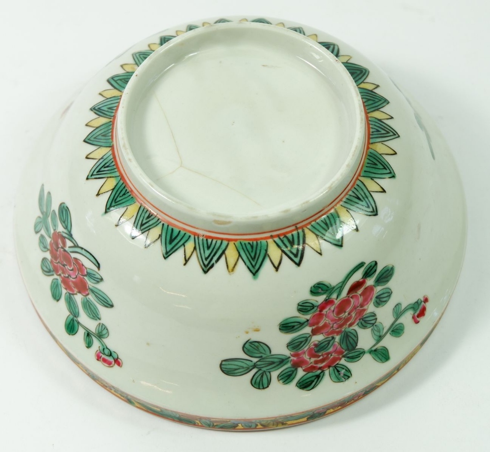 A Chinese bowl with floral decoration, 18cm diameter - Bild 2 aus 2