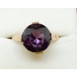 A yellow metal ring set purple to blue colour change stone, 4.2g, size M to N