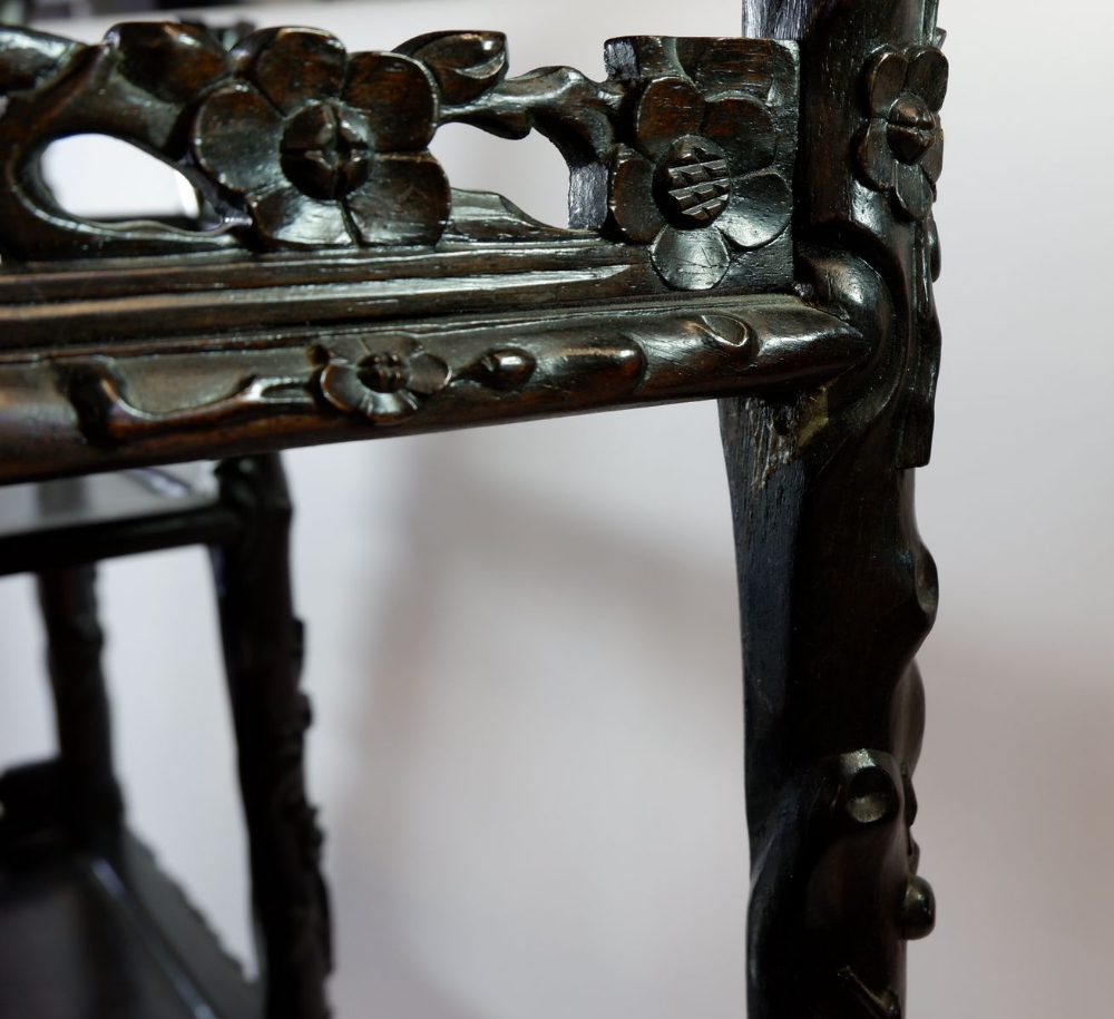 A Chinese early 20th century hardwood display table with prunus blossom carved frieze, 67 x 38 x - Bild 8 aus 14