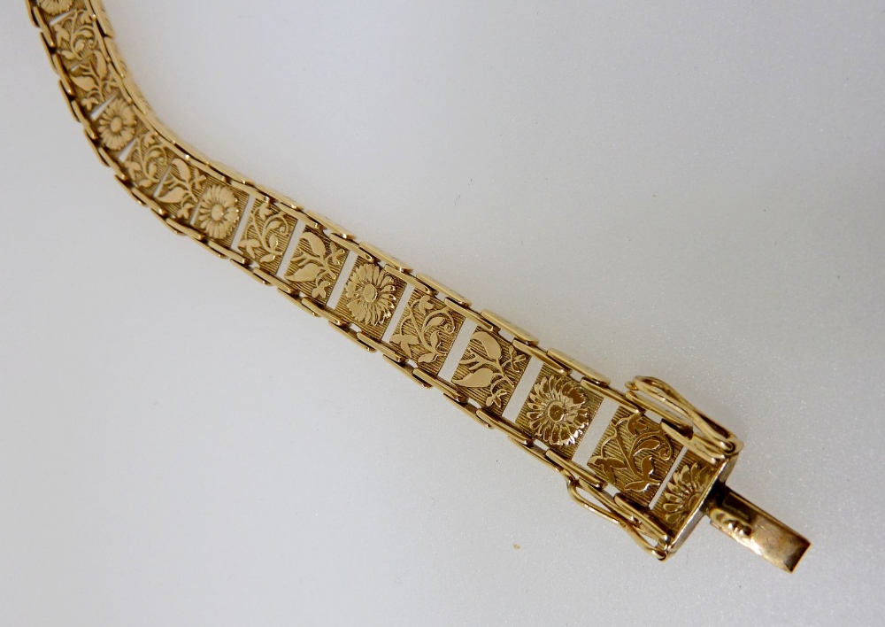 A 9 carat gold bracelet with engraved flowers to each link, 12g - Image 2 of 3