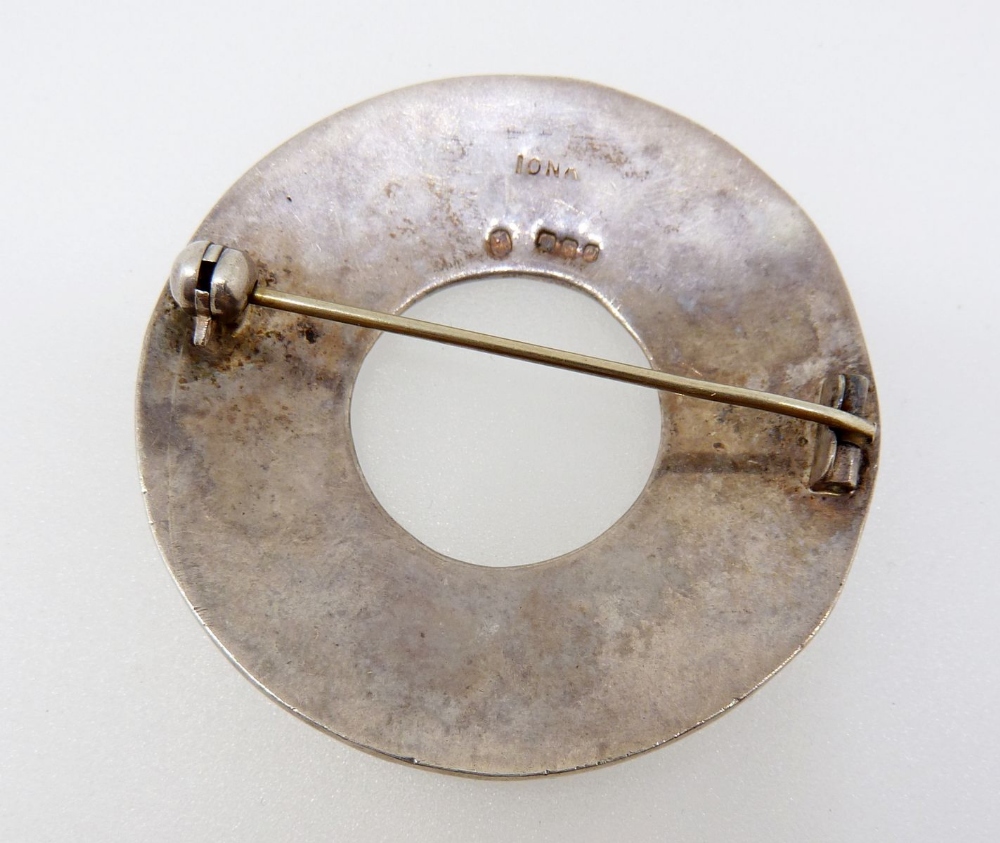 A Celtic Iona silver brooch by Alexander Richie, 4 cm diameter - Image 2 of 2
