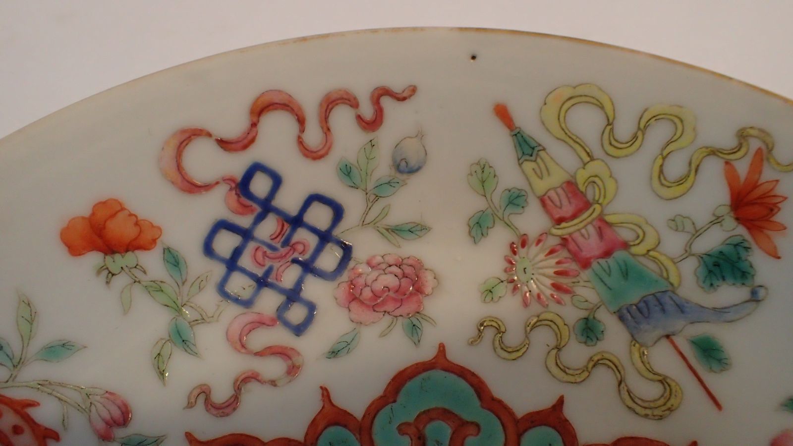 A pair of Chinese Kang Xi saucers paitned Babao and Shou symbols with 'Da Qing Guang Xu Nian Zhi - Image 5 of 9