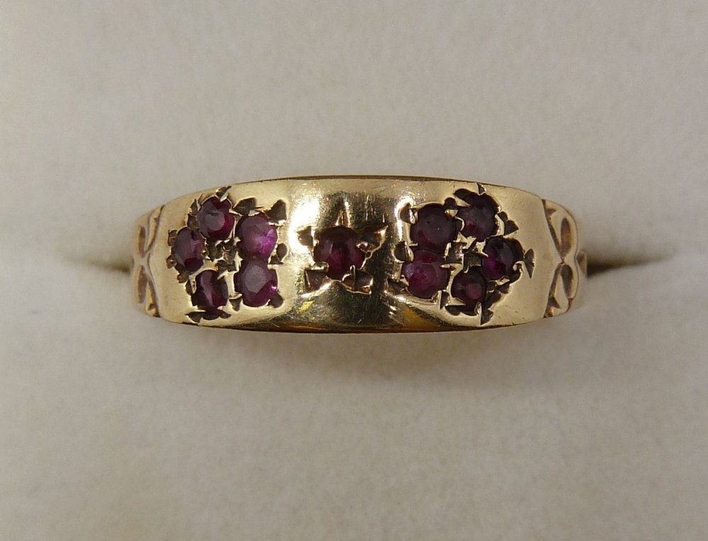 A Victorian gold ring set garnets in a floral design (unmarked), Size S-T