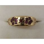 A Victorian gold ring set garnets in a floral design (unmarked), Size S-T