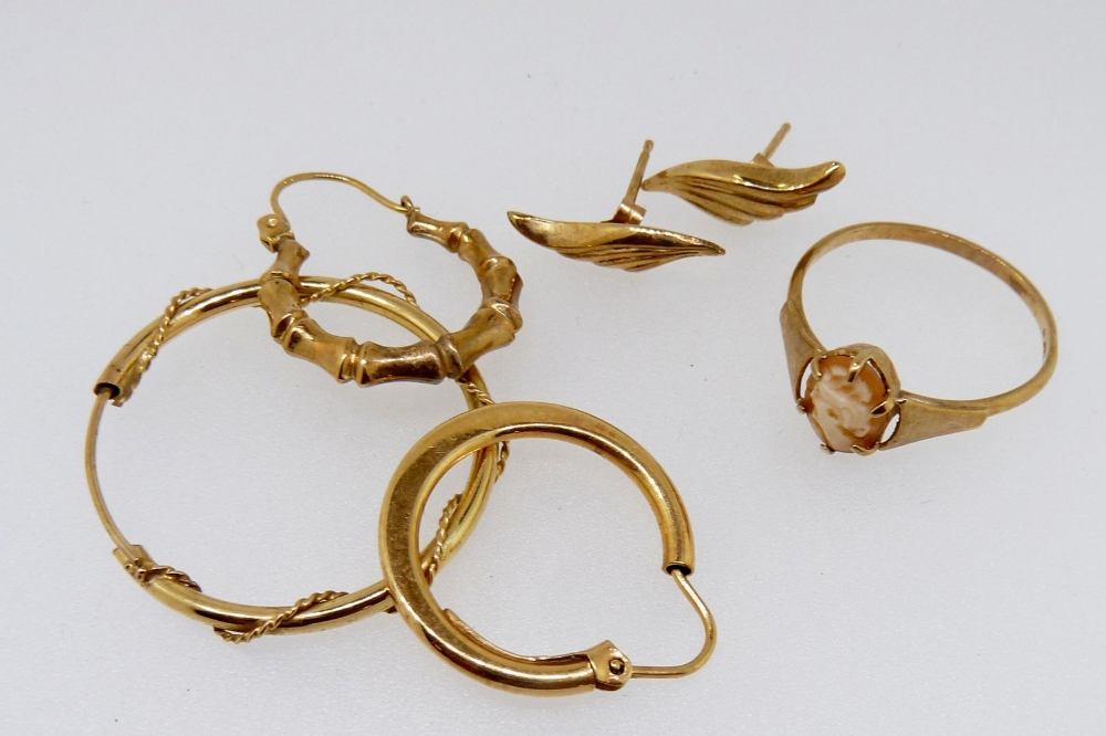 A group of 9 carat gold including cameo ring and various earrings, 3.7g