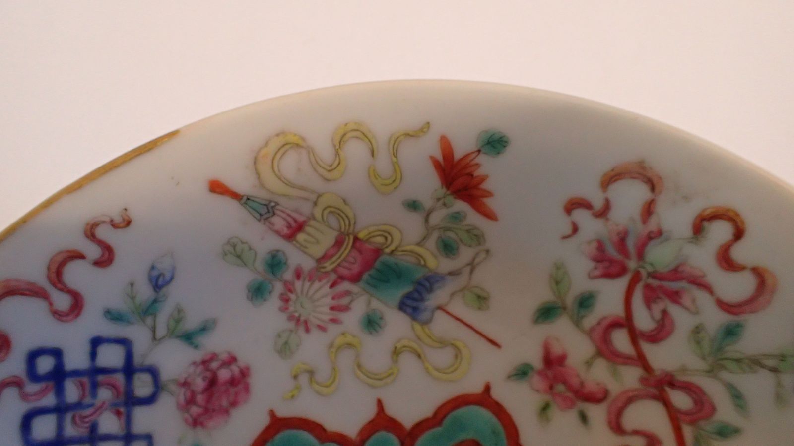 A pair of Chinese Kang Xi saucers paitned Babao and Shou symbols with 'Da Qing Guang Xu Nian Zhi - Image 7 of 9