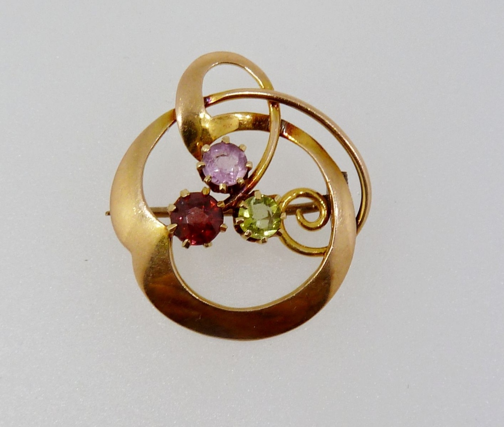 An Edwardian 15ct gold circular brooch set coloured stones, 2.2 cm