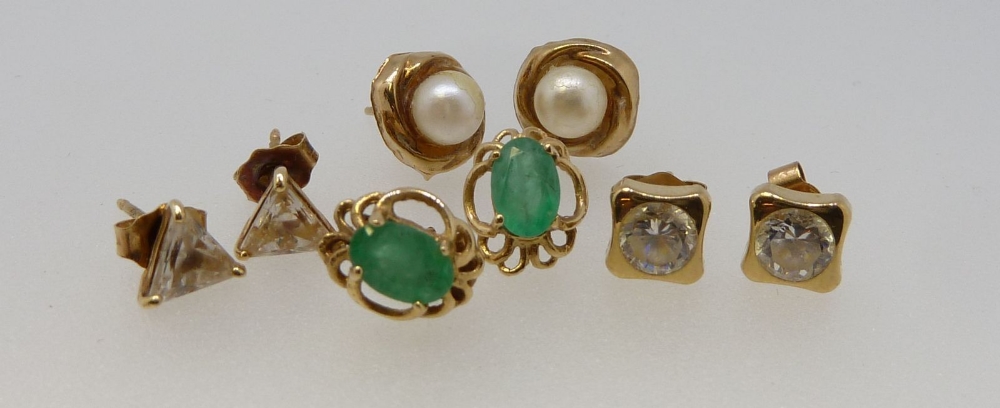 Four pairs of assorted gold earrings, total weight 3g