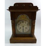 An oak mantel clock with gilt spandrels and silvered dial, 36cm tall