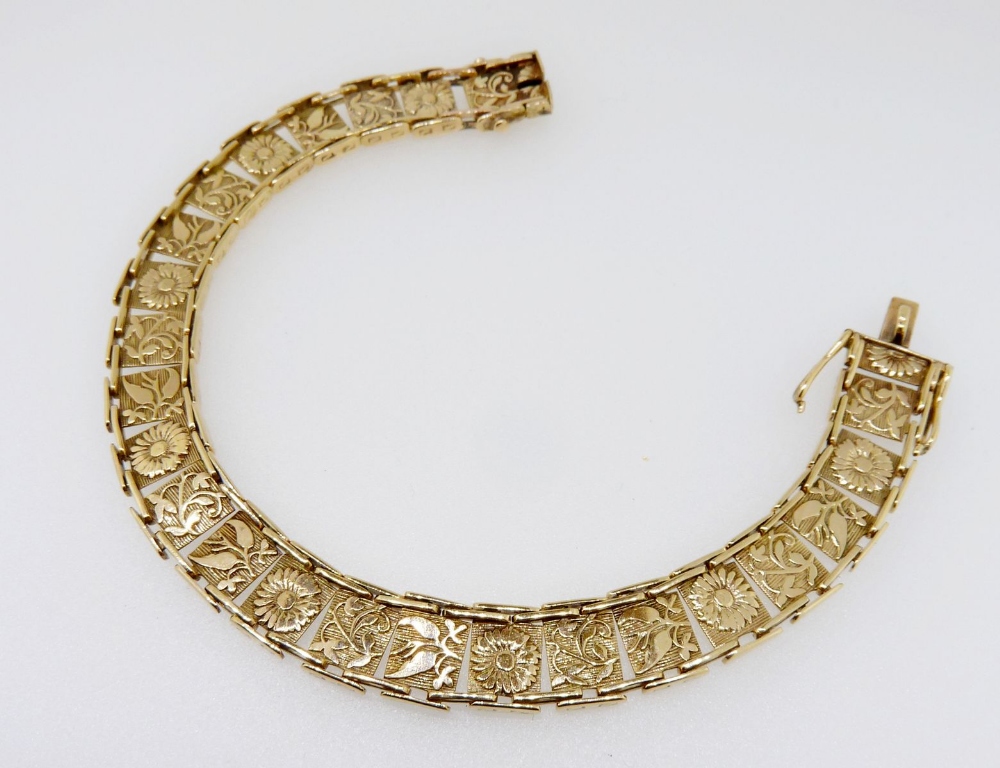 A 9 carat gold bracelet with engraved flowers to each link, 12g