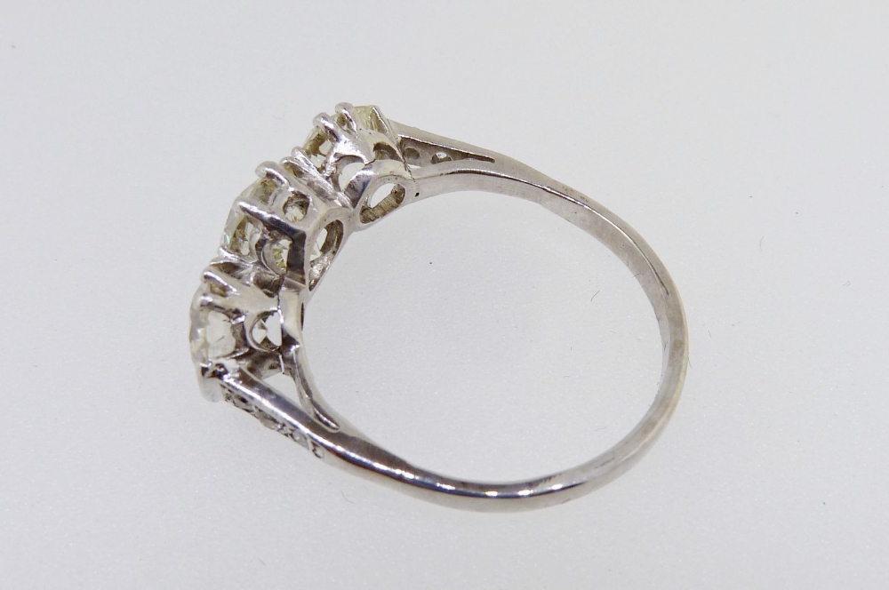 A fine 18 carat white gold three stone diamond ring, total diamond weight approx. 3 carats, size O - Image 3 of 4