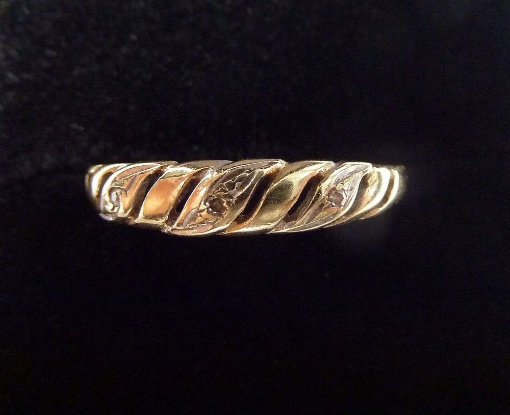 An early 20th century 9 carat gold ring set three chip diamonds size K-L