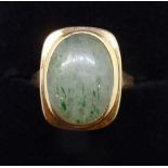 A 9 carat gold ring set green stone, size L-M, 3.3g