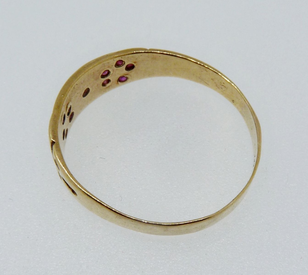 A Victorian gold ring set garnets in a floral design (unmarked), Size S-T - Image 3 of 3