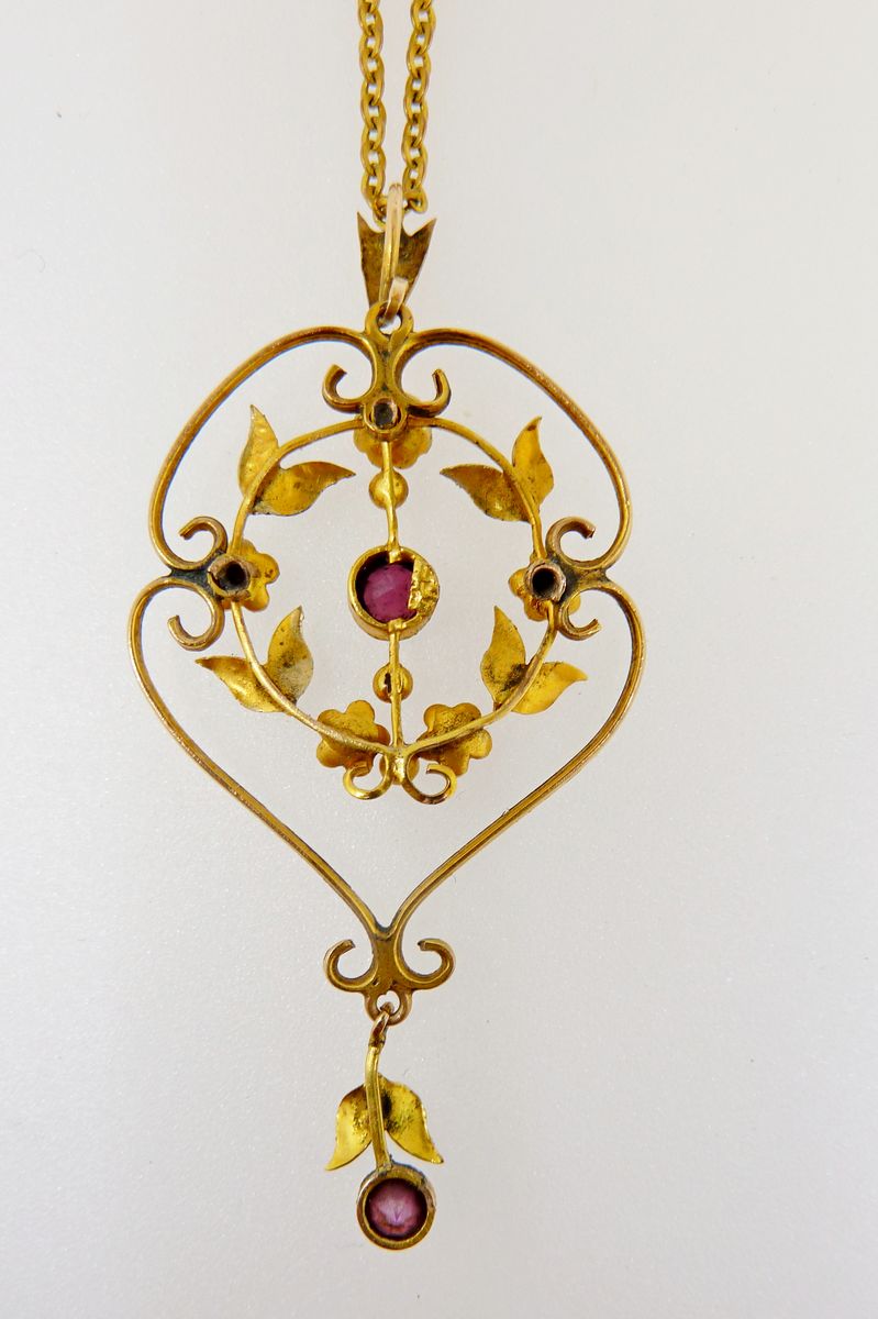 An Edwardian gold openwork pendent set seed pearls and garnets, 1.5gm on yellow metal chain, boxed - Image 3 of 3