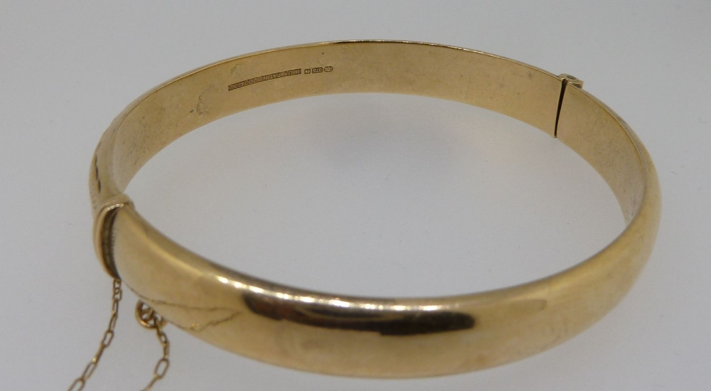 A 9ct gold hinged bangle with engraved decoration, 10g - Image 2 of 2