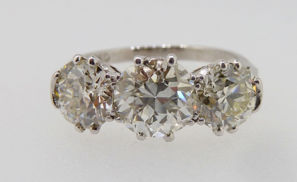 A fine 18 carat white gold three stone diamond ring, total diamond weight approx. 3 carats, size O - Image 2 of 4