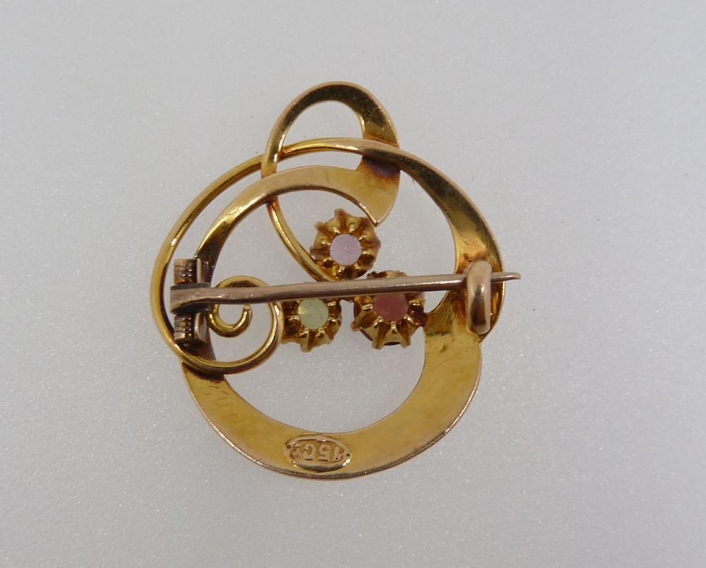 An Edwardian 15ct gold circular brooch set coloured stones, 2.2 cm - Image 2 of 2