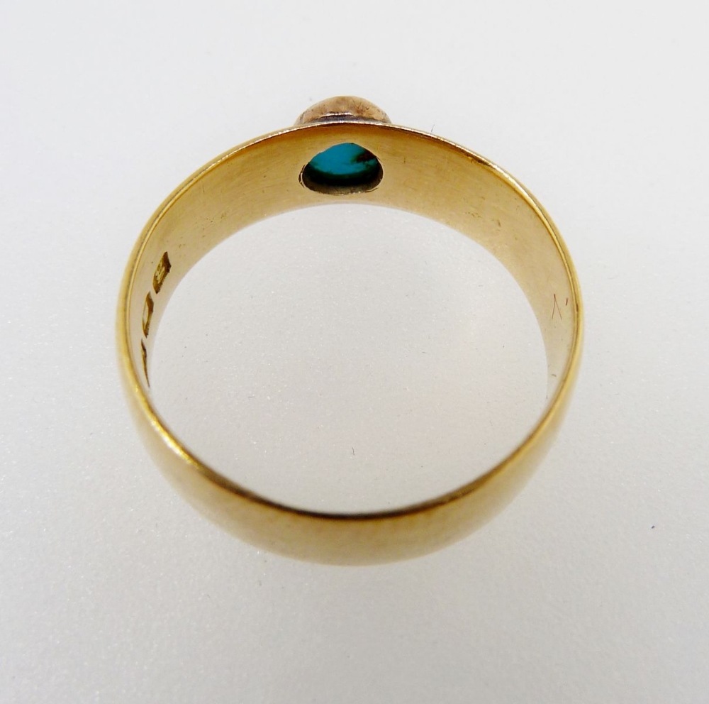 An 18 carat gold wide band ring set turquoise, 3.5g, size I - Image 4 of 4