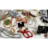 A tray of assorted costume jewellery