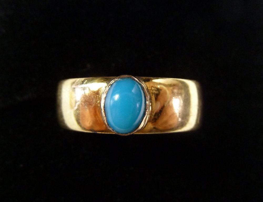 An 18 carat gold wide band ring set turquoise, 3.5g, size I
