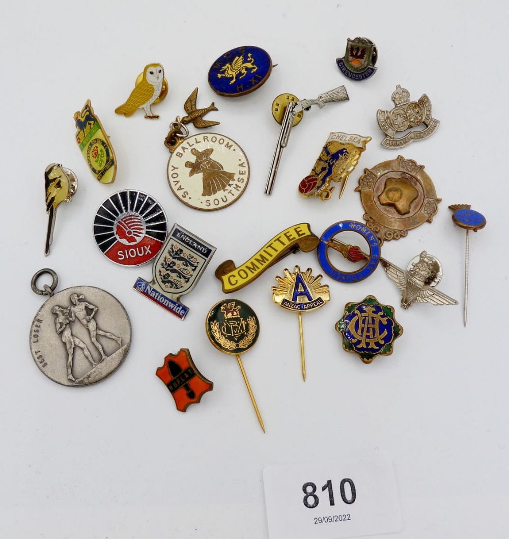 A quantity of various badges