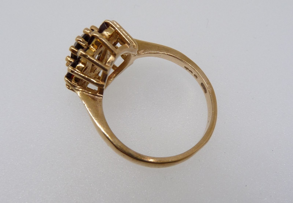 A 9 carat gold garnet cluster ring, size M-N, 3.7g - Image 3 of 4