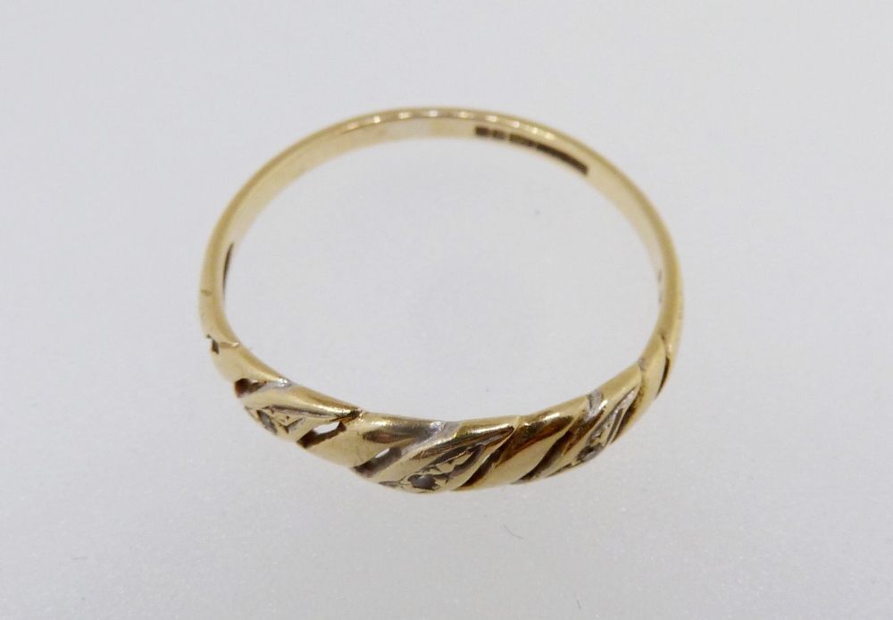 An early 20th century 9 carat gold ring set three chip diamonds size K-L - Image 2 of 4