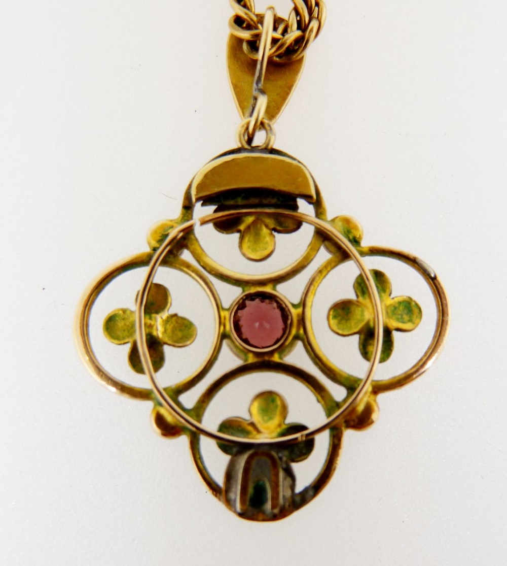 An Edwardian yellow metal pendant set pink stone and pearls on a 9 carat gold chain (chain approx. - Image 4 of 4