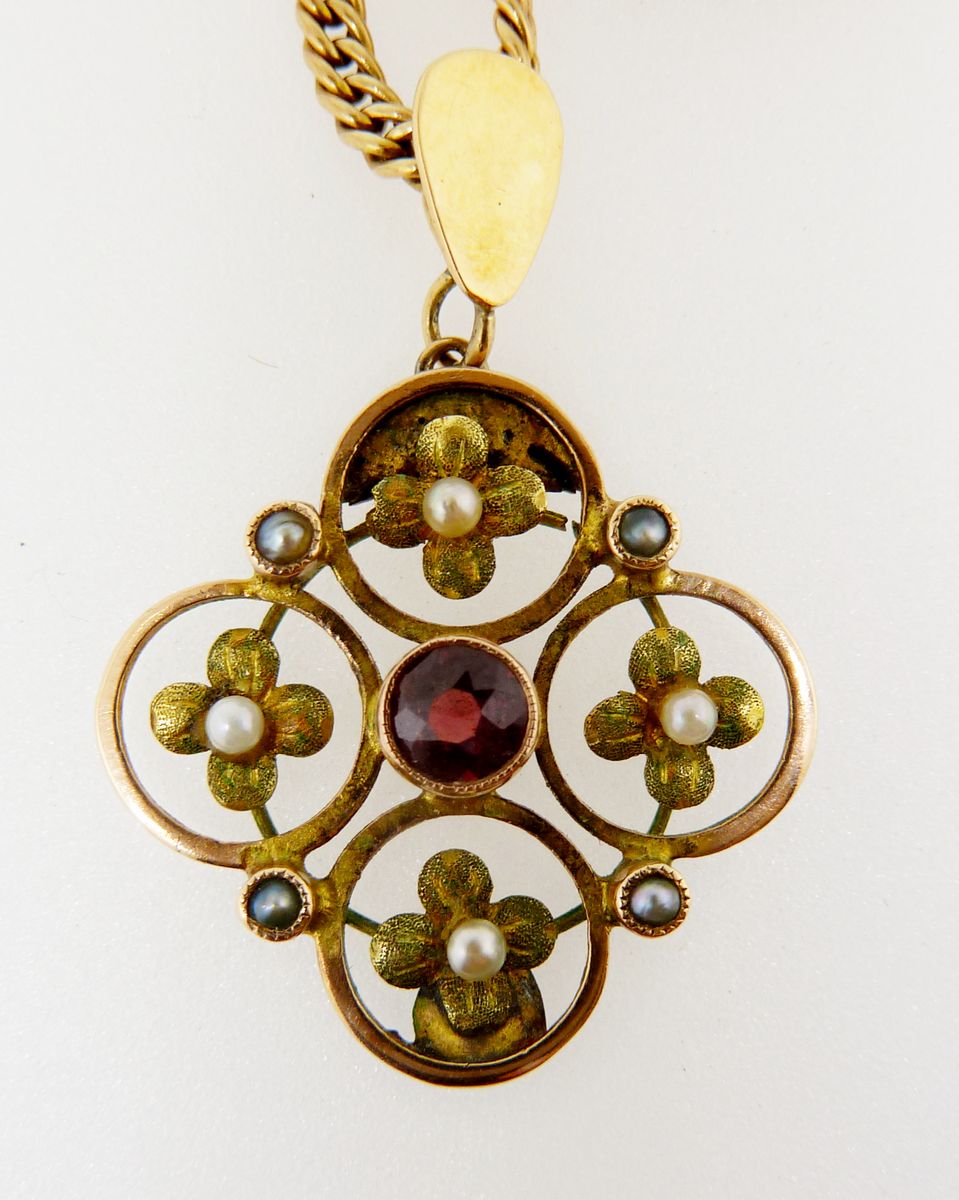An Edwardian yellow metal pendant set pink stone and pearls on a 9 carat gold chain (chain approx. - Image 3 of 4