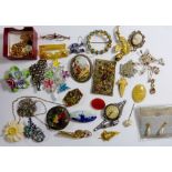 Various costume jewellery to include gold brooch - a/f