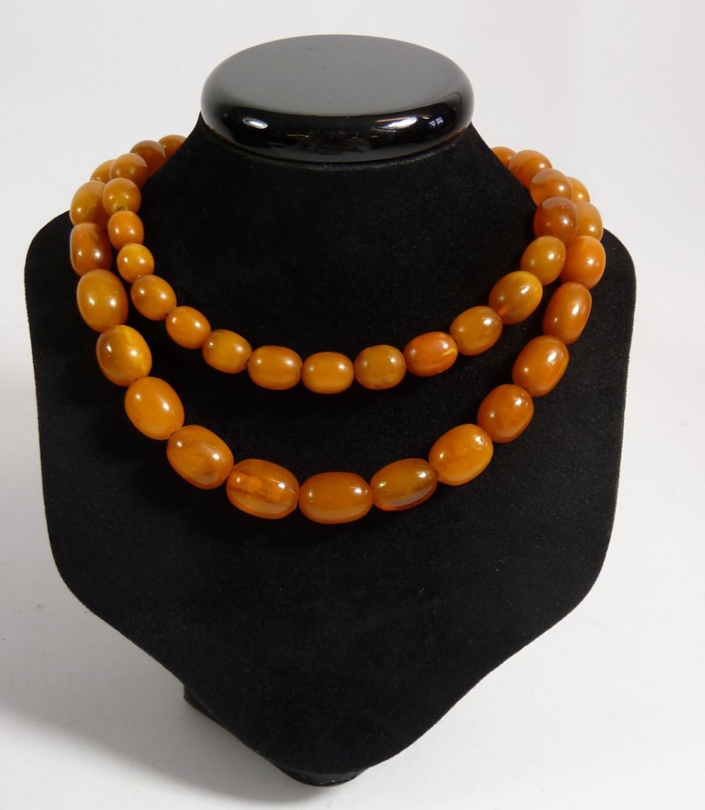 A yellow amber bead necklace, 49g